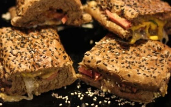 سااندویچ پنینی ژامبون